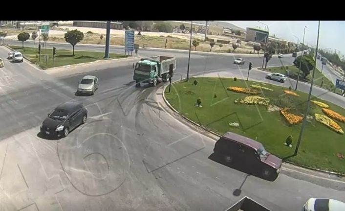 Otomobilin metrelerce kaydığı anlar kamerada