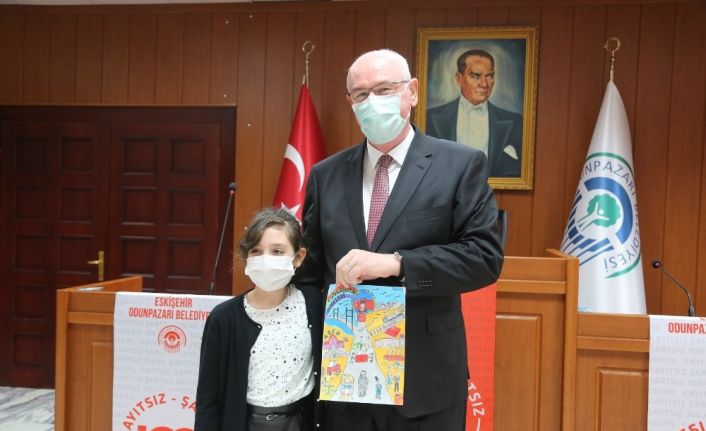 Öykü ve resim yarışması kazanan çocuklar ödüllerini törenle aldı