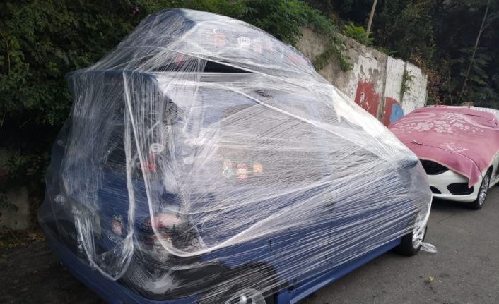 (Özel) Aracını doludan korumak isteyen sürücüden sıra dışı yöntem: otomobili streç ile sardı