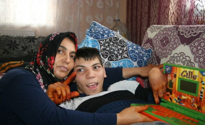 (Özel) Engelli oğlunun hayal ettiği laptopa anne oyuncak laptopla karşılık veriyor