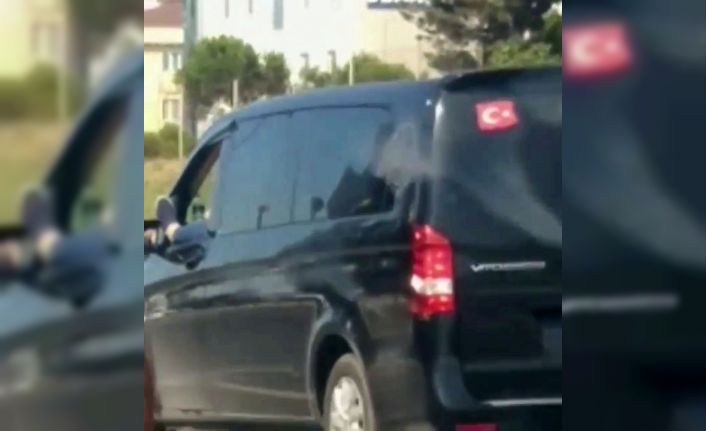 (Özel) İstanbul trafiğinde ayağını dışarı çıkartıp “makas” atan maganda kamerada