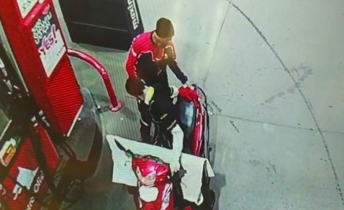 (Özel) Maskeli ve üniformalı hırsız kamerada