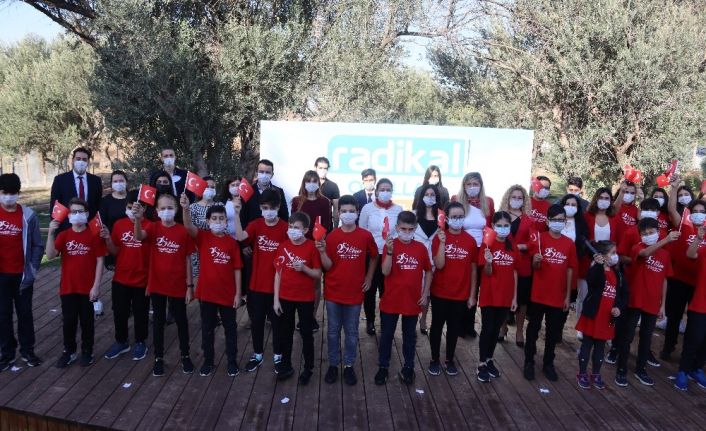 Özel Radikal Okulları öğrencilerinin cumhuriyet coşkusu