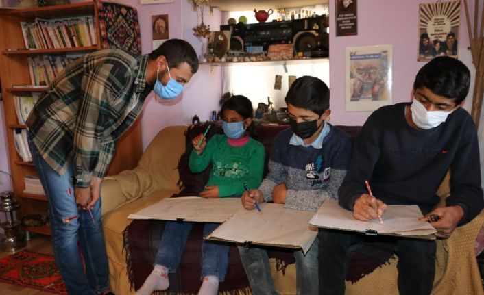 (Özel) Trafik kazasıyla hayatı değişen üniversite öğrencisi köy çocuklarına umut oluyor