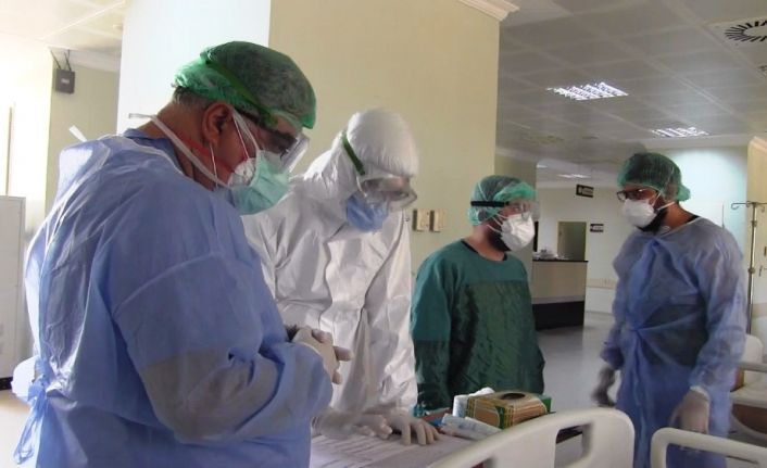 Pandemi hastanesinde sağlık çalışanları ve virüs tedavisi görenlerin bir günü kayıt altına alındı