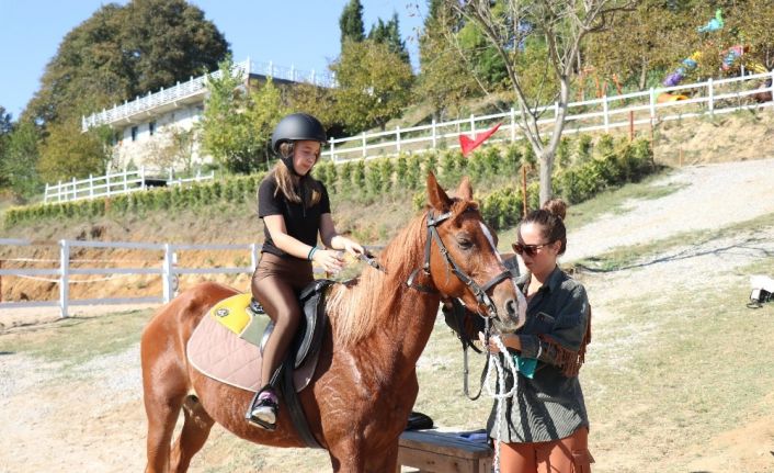 Pandemi sürecinde ata binmek ruhsal ve fiziksel olarak terapi sağlıyor