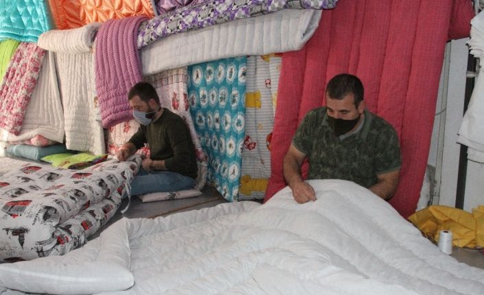 Pandemi sürecinde el yapımı yün yorganlara olan ilgi arttı; İşler üçe katlandı