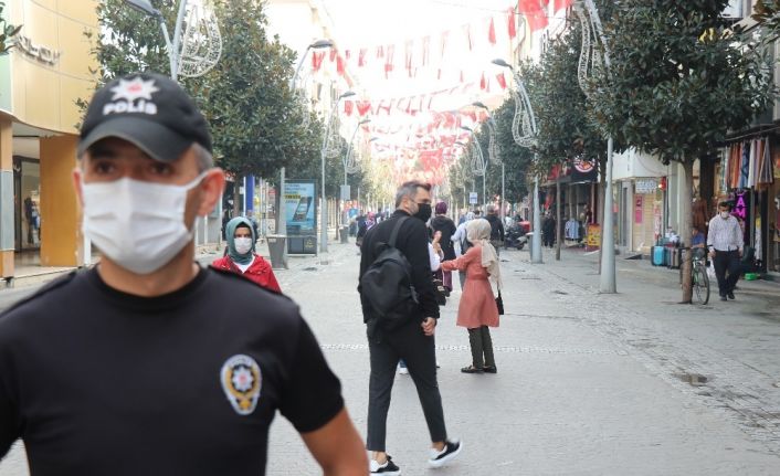Polis ekiplerinden Sakarya’nın en işlek caddesinde maske avı