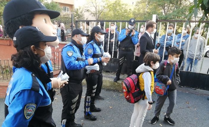 Polisten öğrencilere maskotlu "Korona virüs" uyarısı