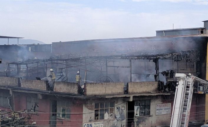 Polyester üretilen iş yerinde korkutan yangın: 4 kişi dumandan etkilendi