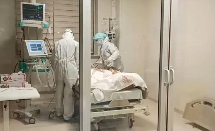 Sağlık çalışanları: "’Ne olur beni artık uyutun, dayanamıyorum’ diyen hastalarımız var"