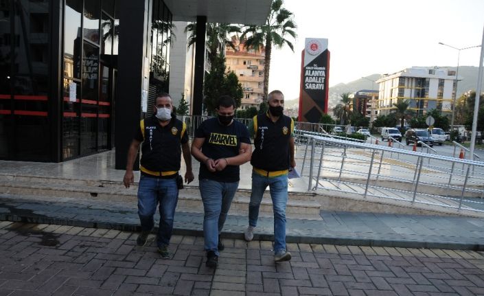 Sahte bilezik vererek 13 bin TL dolandırdı, son işinde baltayı taşa vurdu