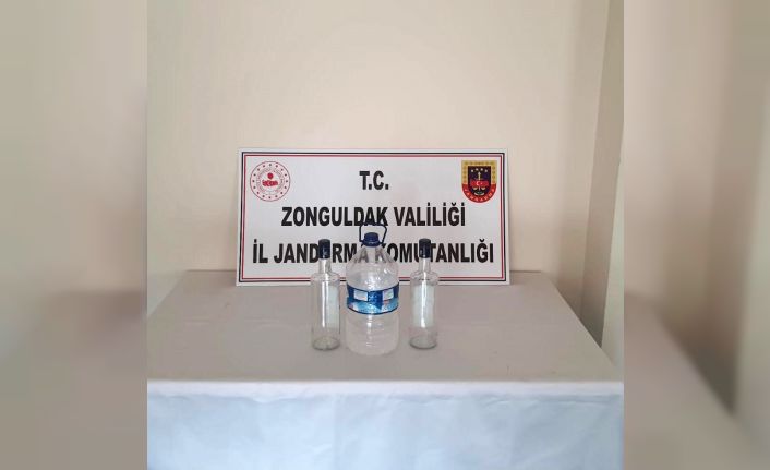Sahte içki yaparken yakalandı, 2 litre içkiye el konuldu