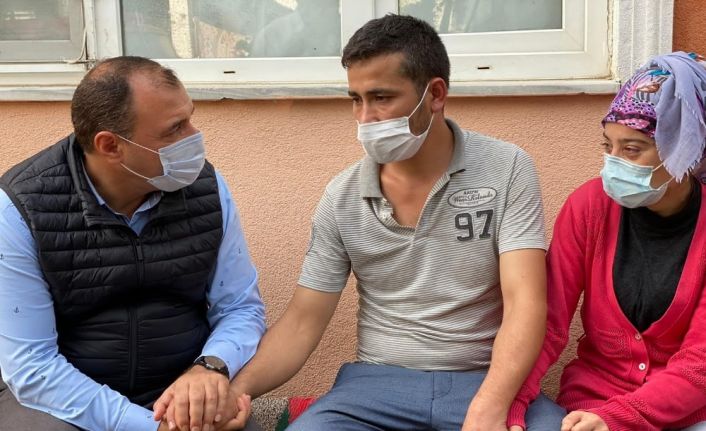 Sakarya valisi Kaldırım, yangında 2 çocuğunu kaybeden aileye taziye ziyaretinde bulundu