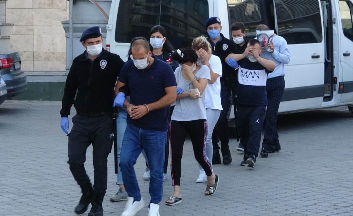 Samsun’da 20 bin 689 uyuşturucu hapla yakalanan 5 kişi adliyeye sevk edildi