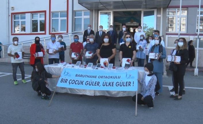 Samsun’da ‘Sınıf Tam Öğretmenim’ kampanyasında 2 bin 500 öğrenciye tablet ulaştırıldı