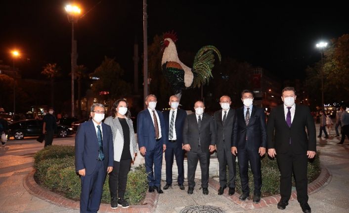 Sanayi ve Teknoloji Bakanı Varank, Denizli horozu önünde poz verdi