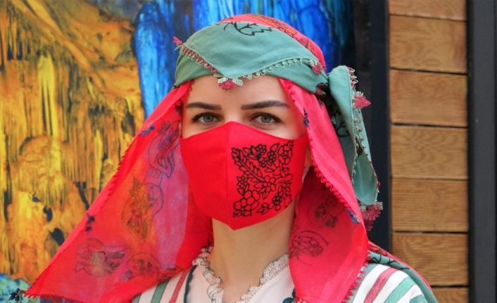 Saray kıyafetleri maskeli defilede tanıtıldı