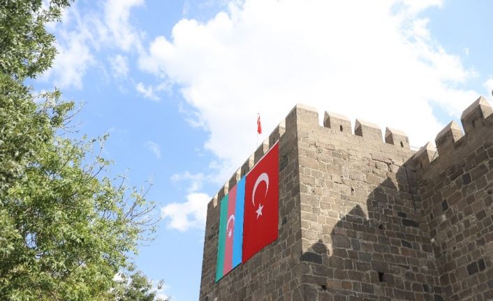 Şehrin dört bir tarafı Azerbaycan’a destek mesajları ve bayraklar ile donatıldı