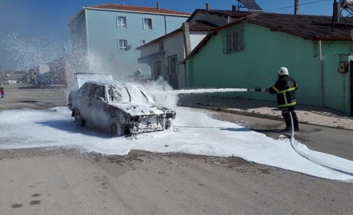 Seyir halindeki araç elektrik kontağından yandı