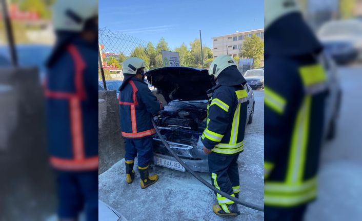 Siirt’te seyir halindeki araç alev aldı