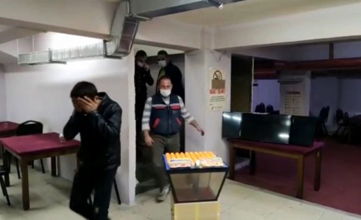 Sosyal mesafeye uymayarak kumar oynayan 34 kişiye 148 bin 750 lira para cezası