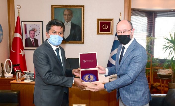 Sri Lanka Büyükelçisi Mohamed Rizvi Hassen, Rektör Erdal’ı ziyaret etti