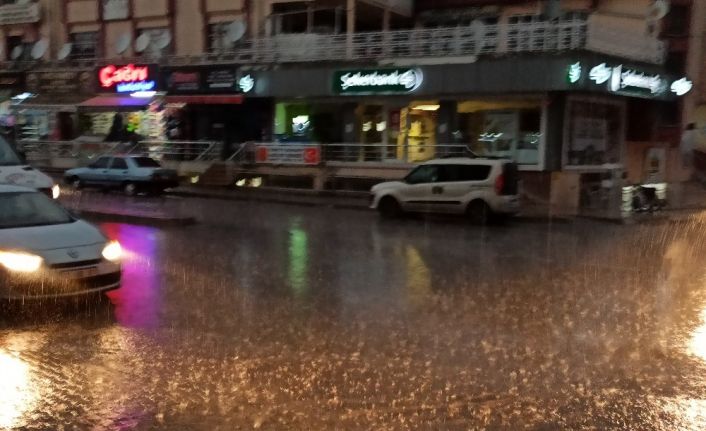 Şuhut’ta gece karanlığını şimşekler gündüze çevirdi