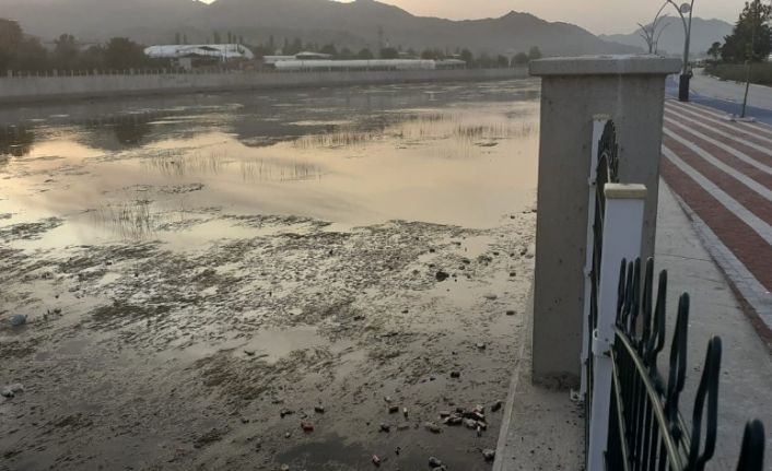 Sular çekilince her şey ortaya ortaya çıktı