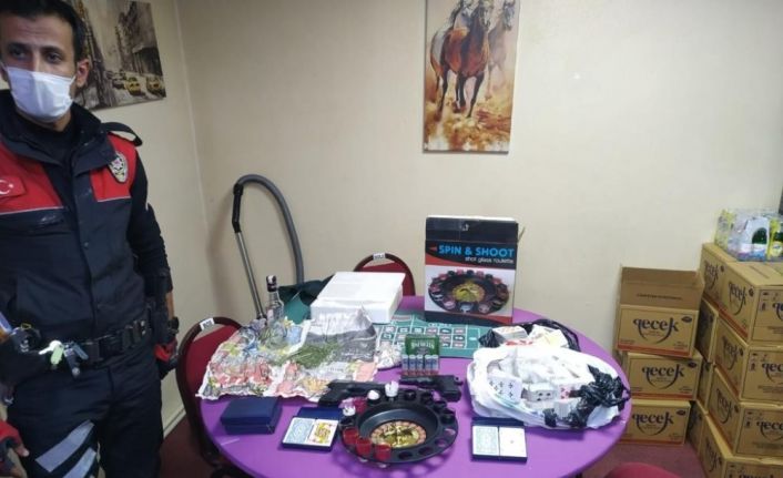 Şüpheli şahsın takibi sonucu girilen dernek binasında silah ve uyuşturucu ele geçirildi