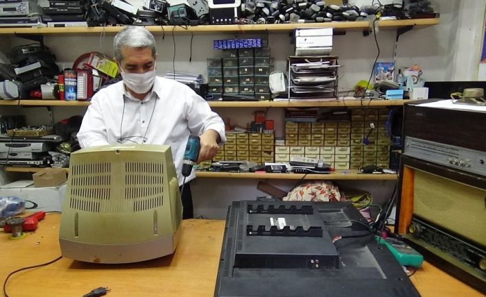 Teröristler tarafından bürosu bombalanan muhtar, televizyon tamiri yapılan dükkanda hizmet veriyor