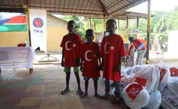 TİKA’dan Güney Sudanlı çocuklara malzeme yardımı