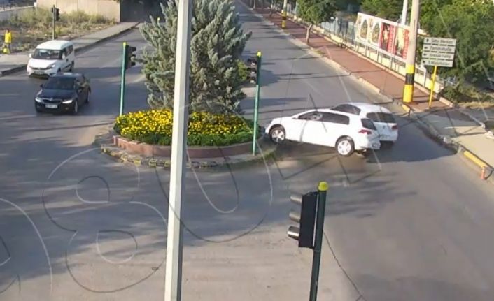 Trafik ışıklarının çalışmadığı kavşaktaki iki otomobilin çarpışma anı kamerada