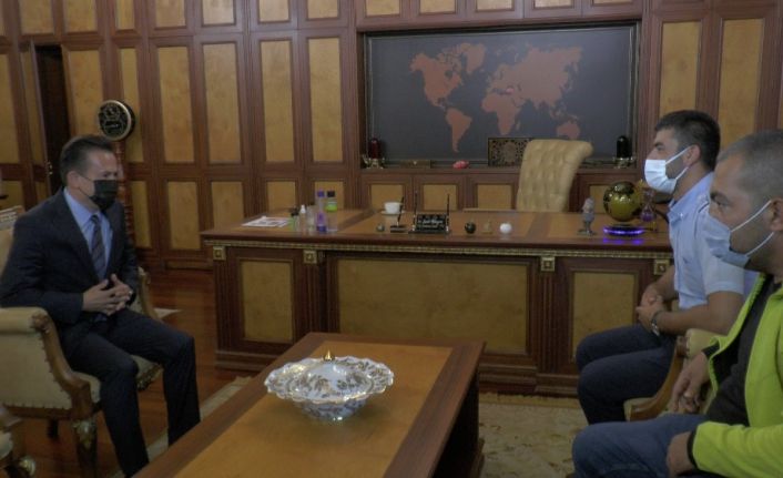 Tuzla Belediye Başkanı’ndan örnek davranış gösteren o minibüs şoförüne plaket