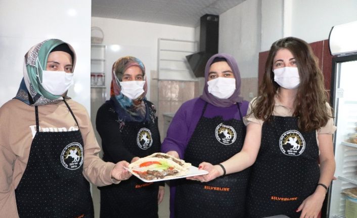 Üreten kadınlardan çocuklar için katkısız ’Anne Burger’