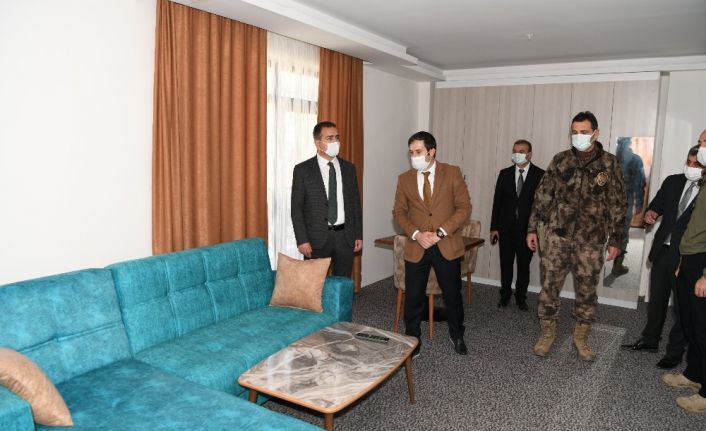 Vali Akbıyık, 5 yıldız konforundaki yeni öğretmen evininde incelemelerde bulundu