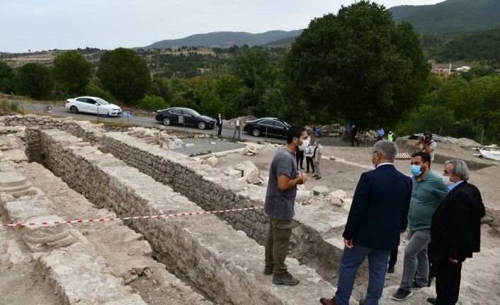 Vali Gürel hem denetledi hem de antik kentte çalışmaları yerinde inceledi