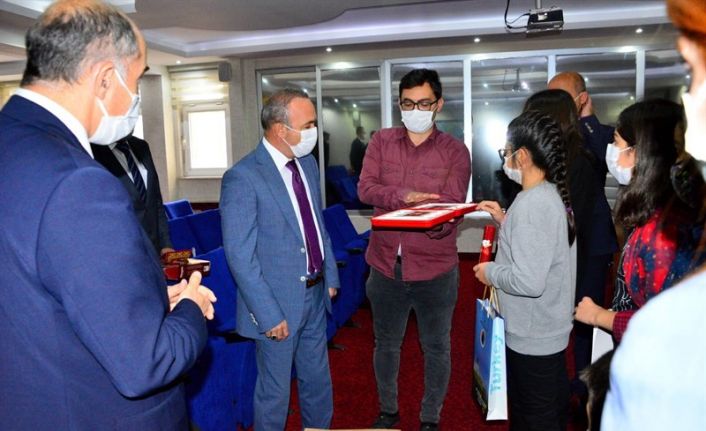 Vali Hüseyin Öner, Akıl ve Zekâ Oyunları Turnuvasında birinci olan öğrencilere sertifika verdi