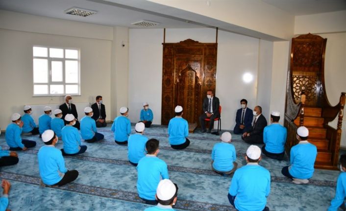 Vali Hüseyin Öner, Merkez Yatılı Erkek Kuran Kursunu ziyaret etti