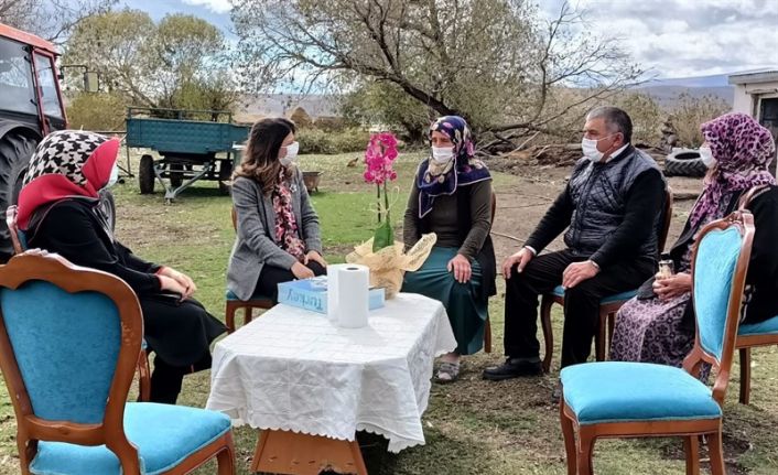 Vali Hüseyin Öner’in eşi Zehra Mine Öner, Çıldır ilçesinde Şehit ailesi ve Kadın Esnaf ziyaretinde bulundu