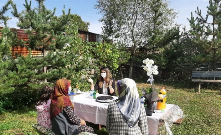 Vali Hüseyin Öner’in eşi Zehra Mine Öner, Göle ilçesinde Şehit ailesi ve kadın esnaf ziyaretinde bulundu