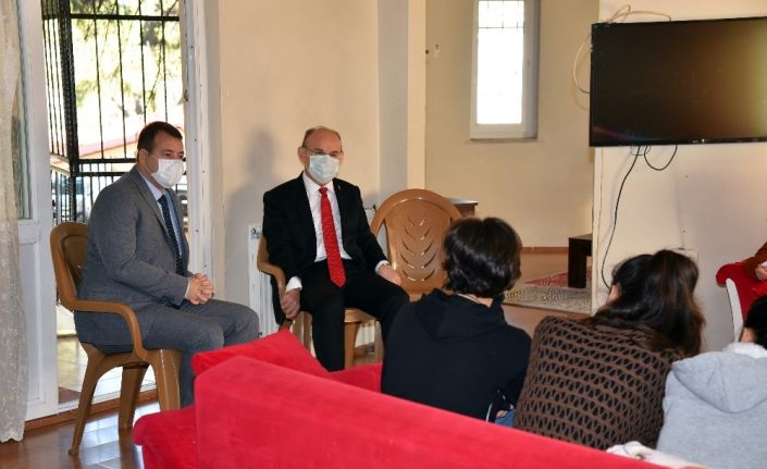 Vali Karadeniz çocuklarla bir araya geldi