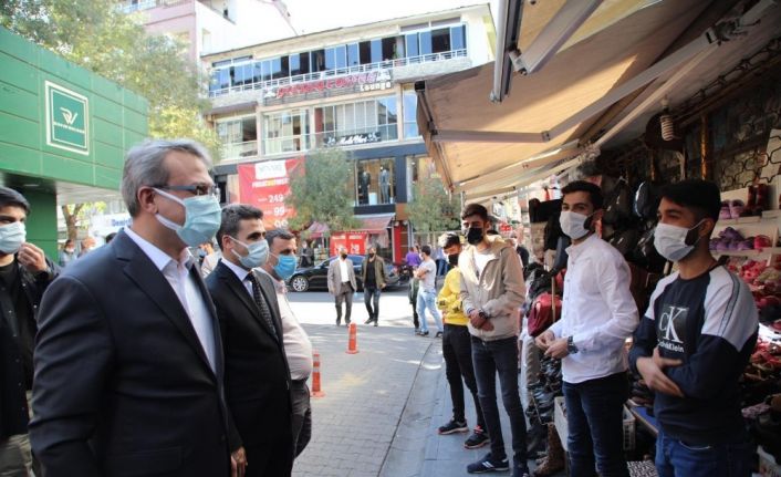 Vali o sokağa gitti, "Maskeye, mesafeye riayet edin bu vebali almayın" diye uyardı