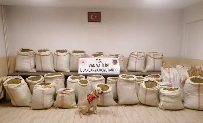 Van’da çuval çuval esrar ele geçirildi