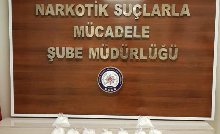 Van’da torbacı tabir edilen şahısın üzerinden 7 kilo 931 gram metamfetamin ele geçirildi