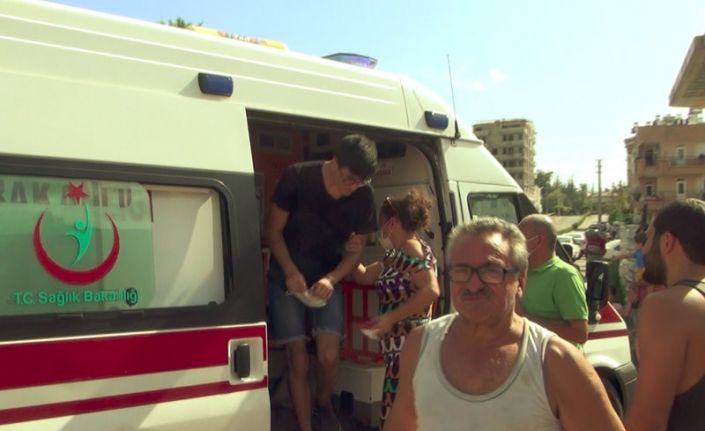 Yaralı gencin ailesi, korona virüs bulaşır diye çocuklarını ambulanstan indirdi