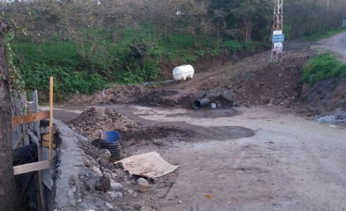 Yıllardır yaşanan yol sorununu mahalle halkı el birliğiyle çözmeye çalışıyor