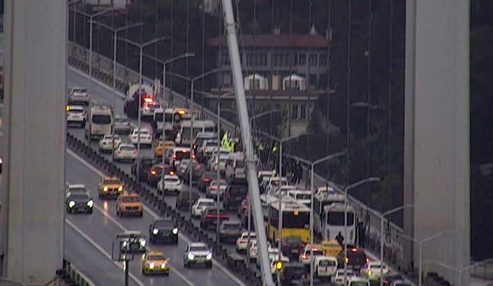 15 Temmuz Şehitler Köprüsü’nde 2 kişi intihara kalkıştı. Olay yerine çok sayıda polis ekibi sevk edildi.