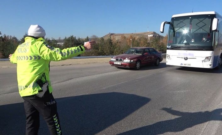 43 ilin geçiş güzergâhında “HES kodu” denetimi: Yolcular tek tek kontrol ediliyor