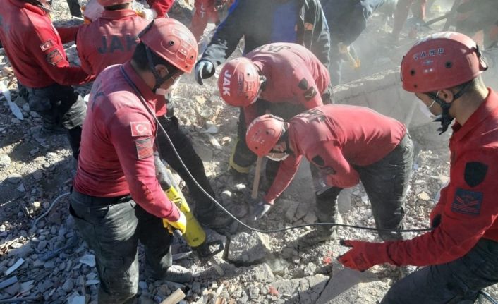 5 kişilik JAK timi deprem bölgesinde arama kurtarma çalışmalarında görevlendirildi